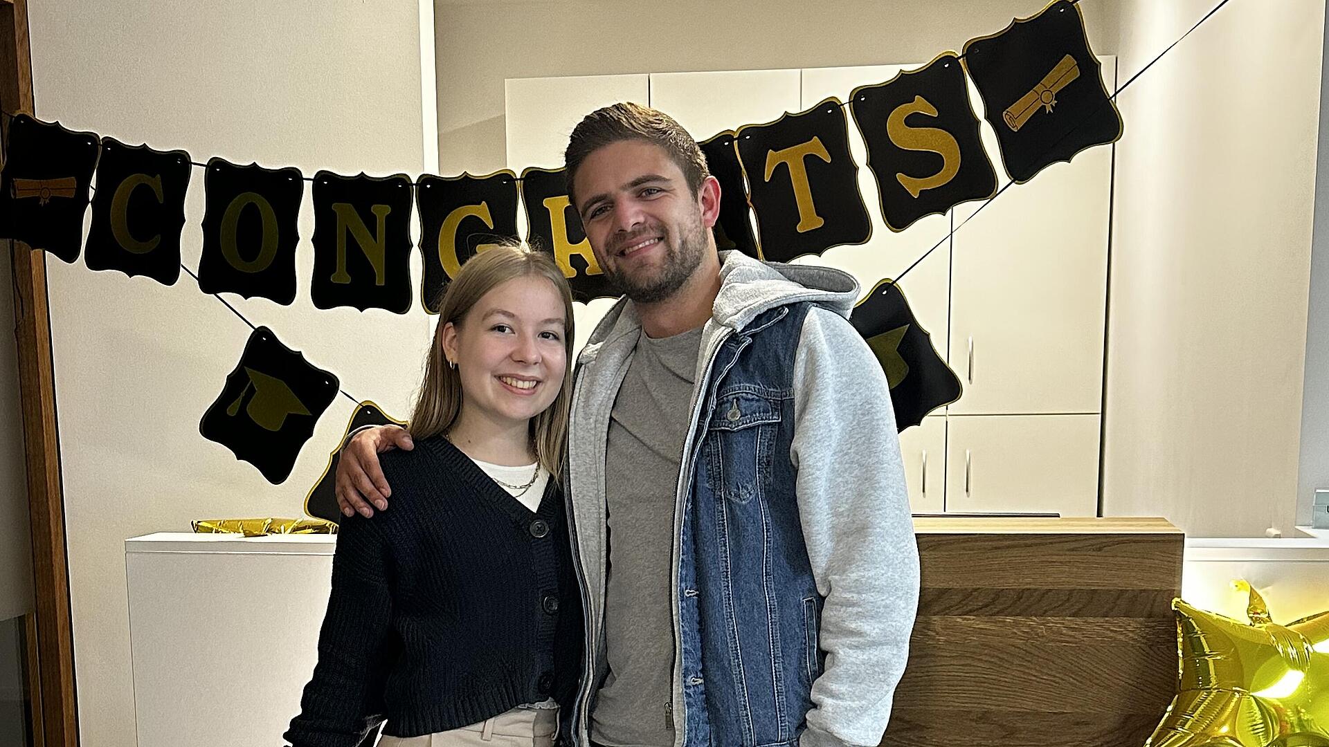 Marcelina und Mats feiern ihren Bachelorabschluss bei burgenta. 