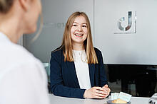 burgenta Mitarbeiterinnen bei Besprechung im Büro