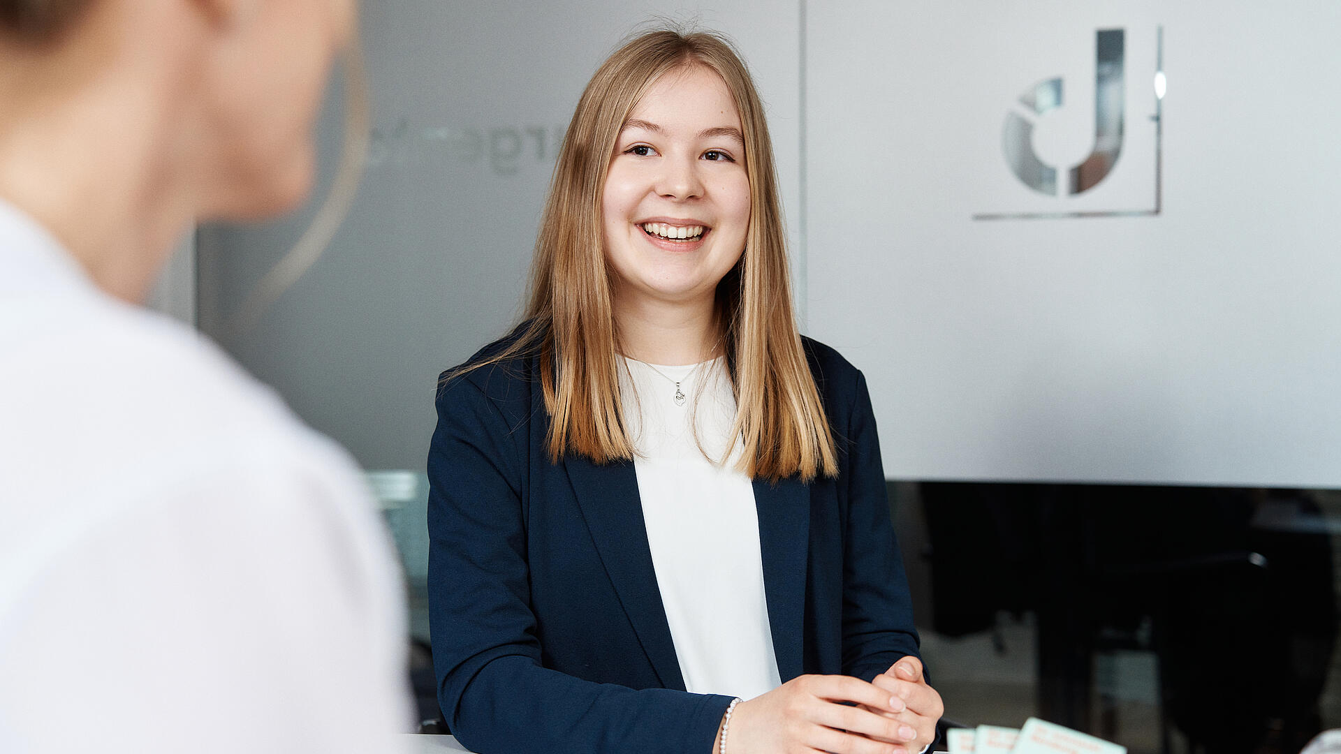 burgenta Mitarbeiterinnen bei Besprechung im Büro