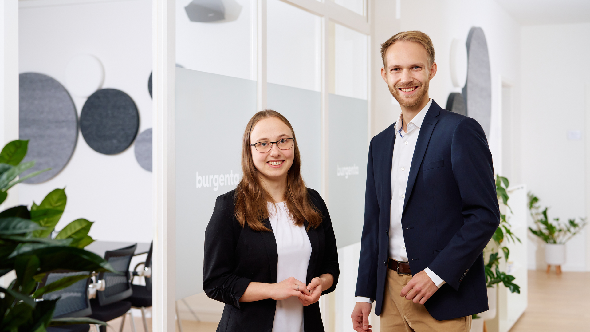 burgenta Mitarbeitende Isabell und Mads. 