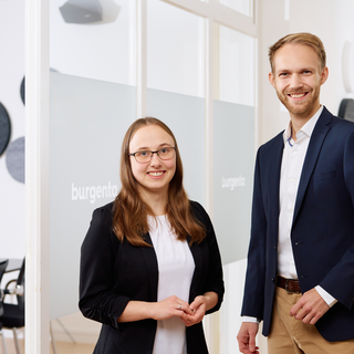 burgenta Mitarbeitende Isabell und Mads. 