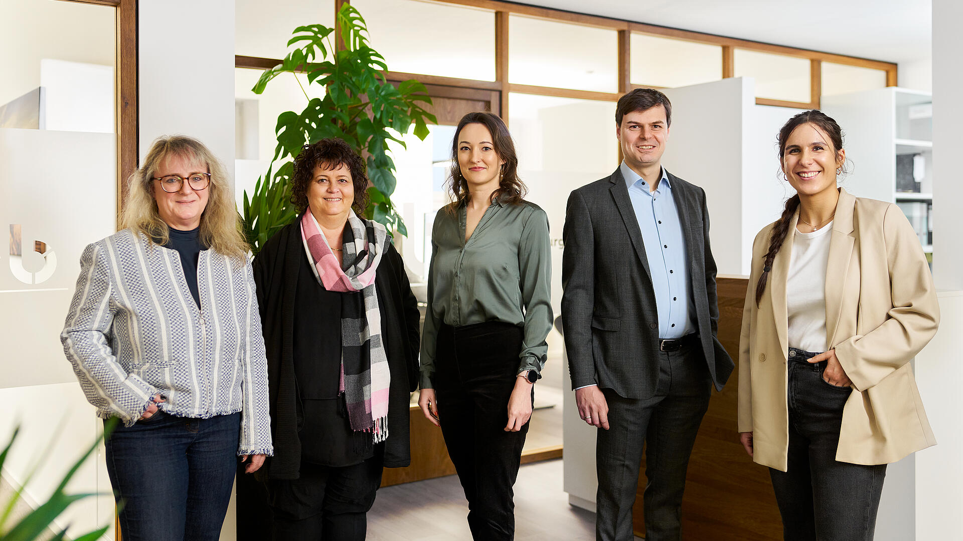 Die fünf neuen burgenta-Mitarbeitenden Meike, Ferenc, Irina, Sonja und Katrin.