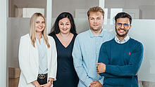 Gruppenfoto der vier burgenta-Mitarbeitenden Sina, Melanie, Jannes und Ahmad.