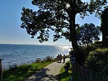 Eine schmale Promenade an der Ostsee.