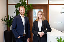 Thies und Aleksandra im Büro am Standort Flensburg burgenta Wirtschaftsprüfung, Steuer- und Unternehmensberatung