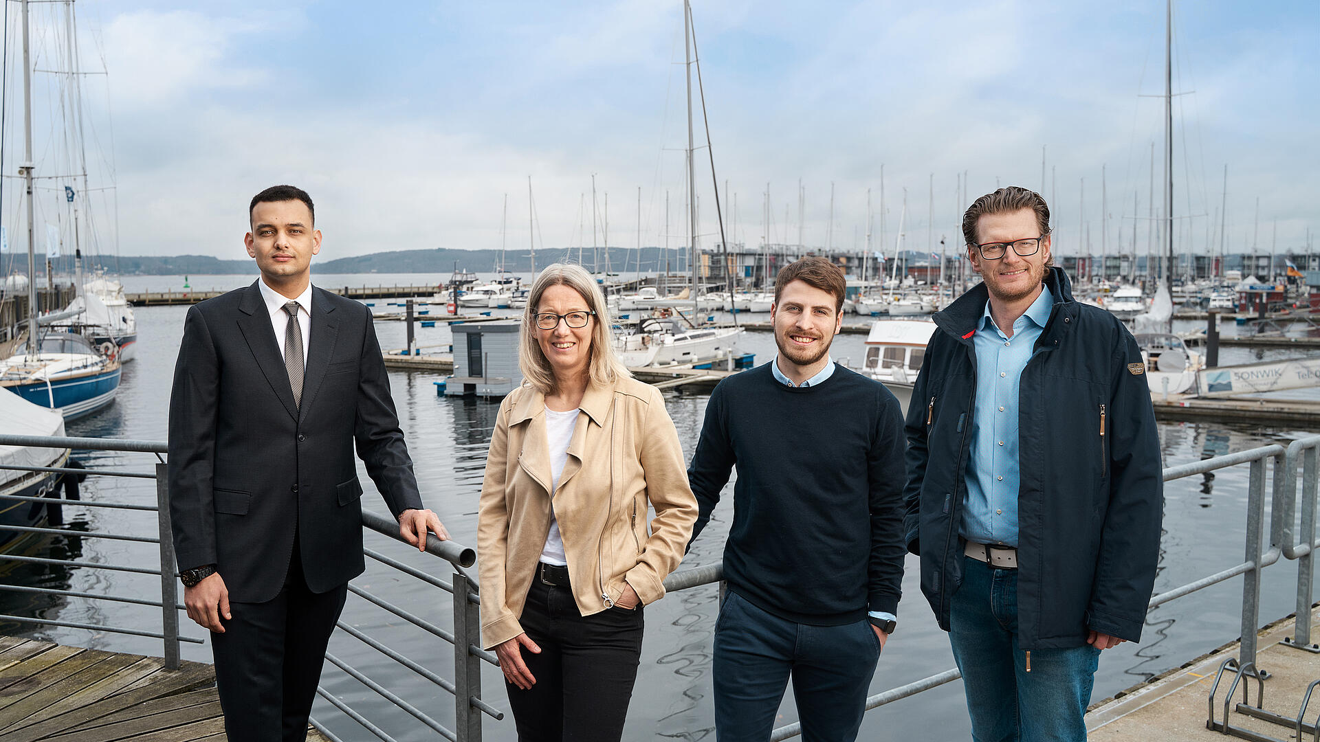 burgenta Mitarbeiter und Mitarbeiterinnen Gruppenbild vor Flensburger Hafenkulisse