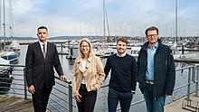 burgenta Mitarbeiter und Mitarbeiterinnen Gruppenbild vor Flensburger Hafenkulisse